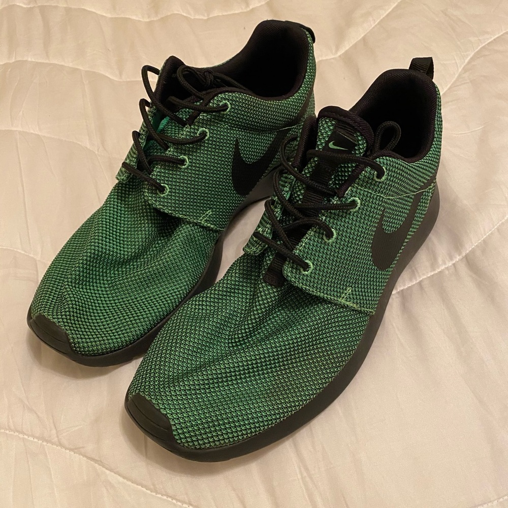 LIKE NEW Men’s Size 10 Nike Roshe Black and Green